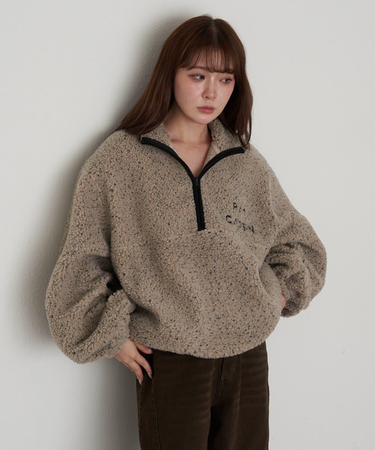 半拉鍊胸部刺繡抓絨衫