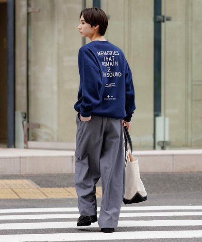 寬鬆版型 單點刺繡 後背印花 下襬抽繩 圓領衛衣