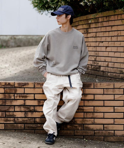 寬鬆版型 單點刺繡 後背印花 下襬抽繩 圓領衛衣