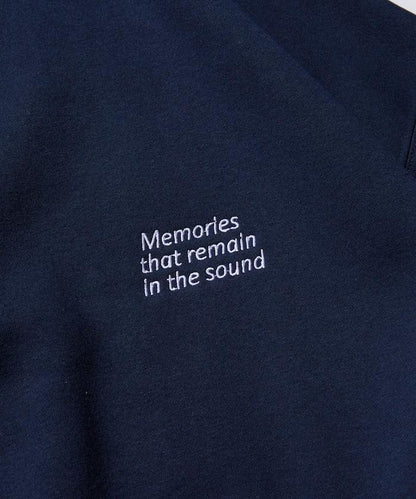 寬鬆版型 單點刺繡 後背印花 下襬抽繩 圓領衛衣