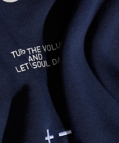 寬鬆版型 單點刺繡 後背印花 下襬抽繩 圓領衛衣