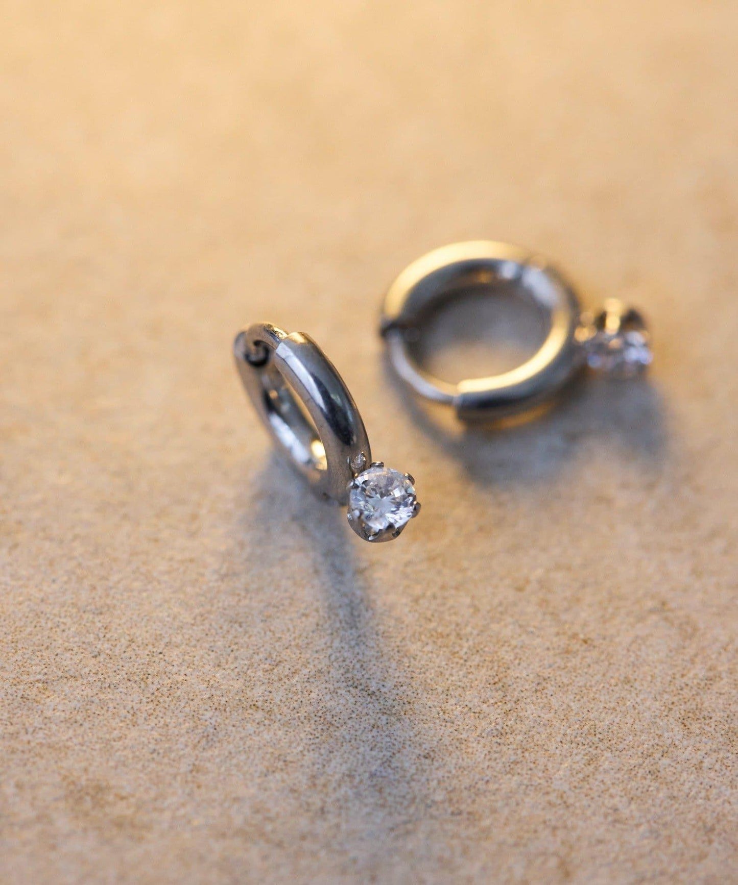 《キャッチレス仕様/金屬アレルギー対応/ステンレス》鑲石迷你圓環耳環