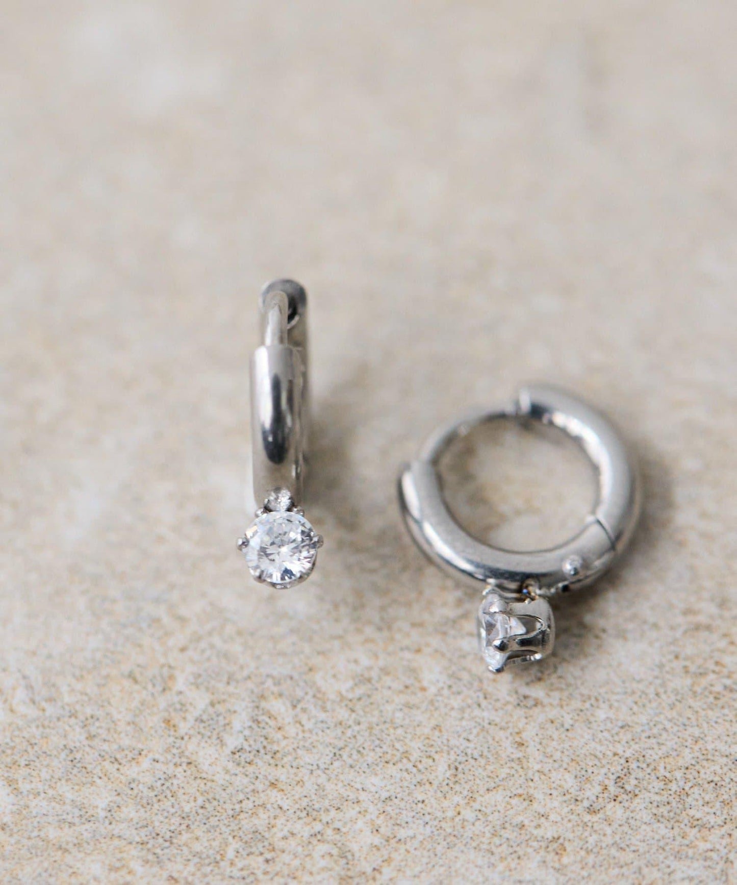 《キャッチレス仕様/金屬アレルギー対応/ステンレス》鑲石迷你圓環耳環