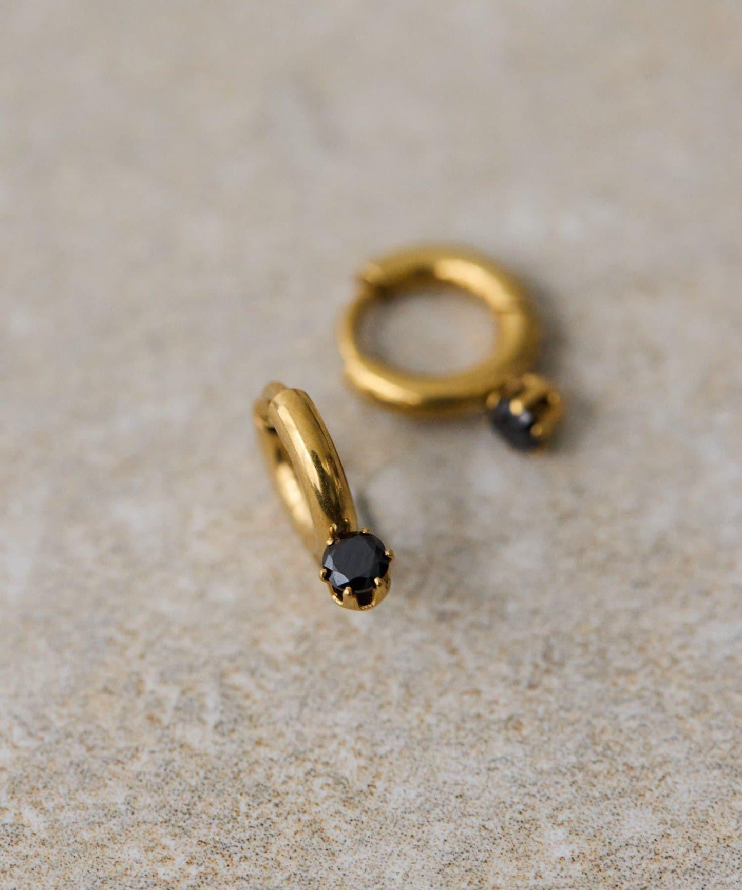 《キャッチレス仕様/金屬アレルギー対応/ステンレス》鑲石迷你圓環耳環