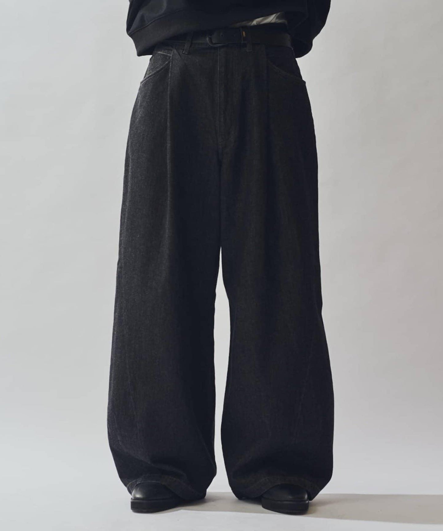 硬挺直筒牛仔褲