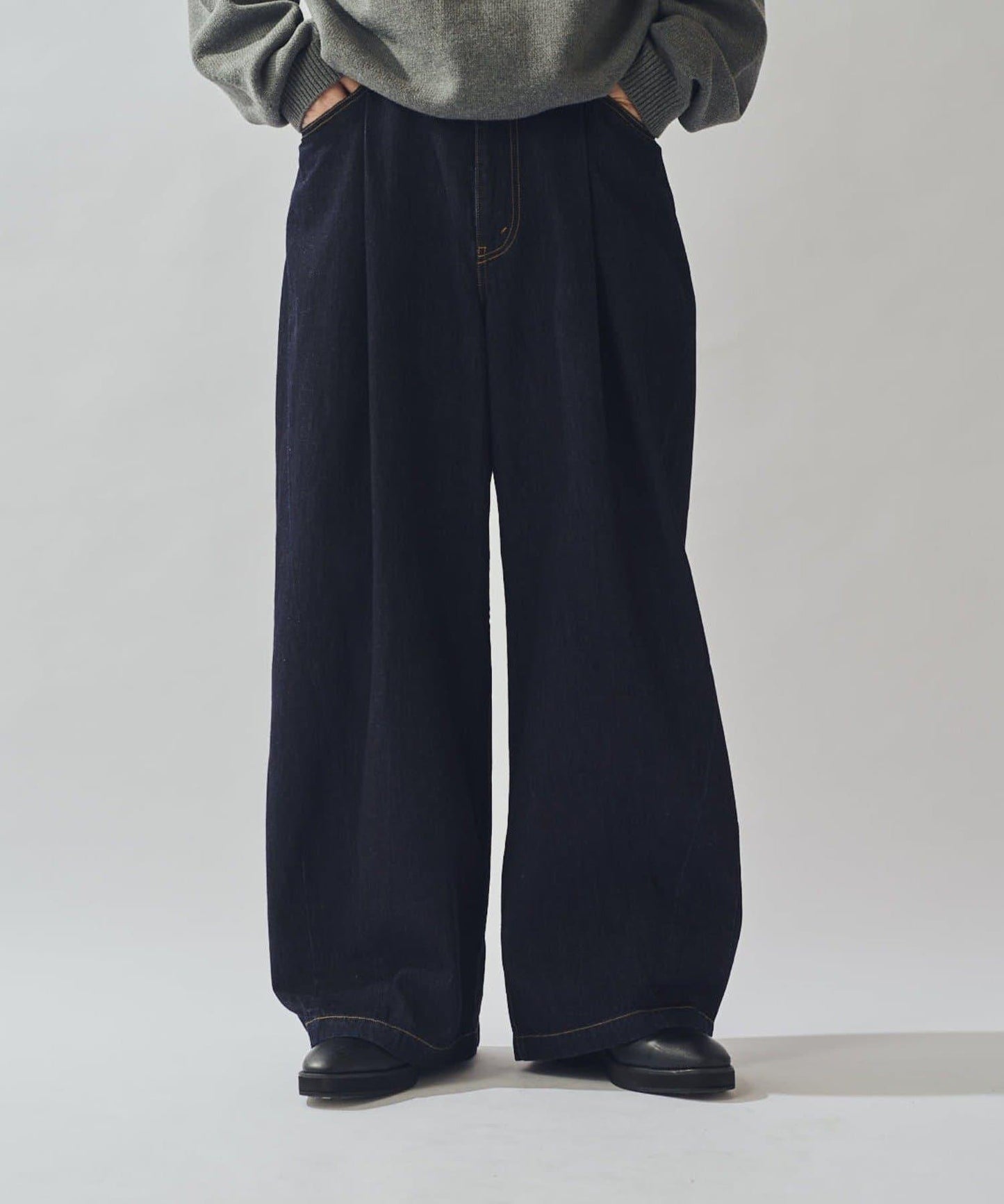 硬挺直筒牛仔褲