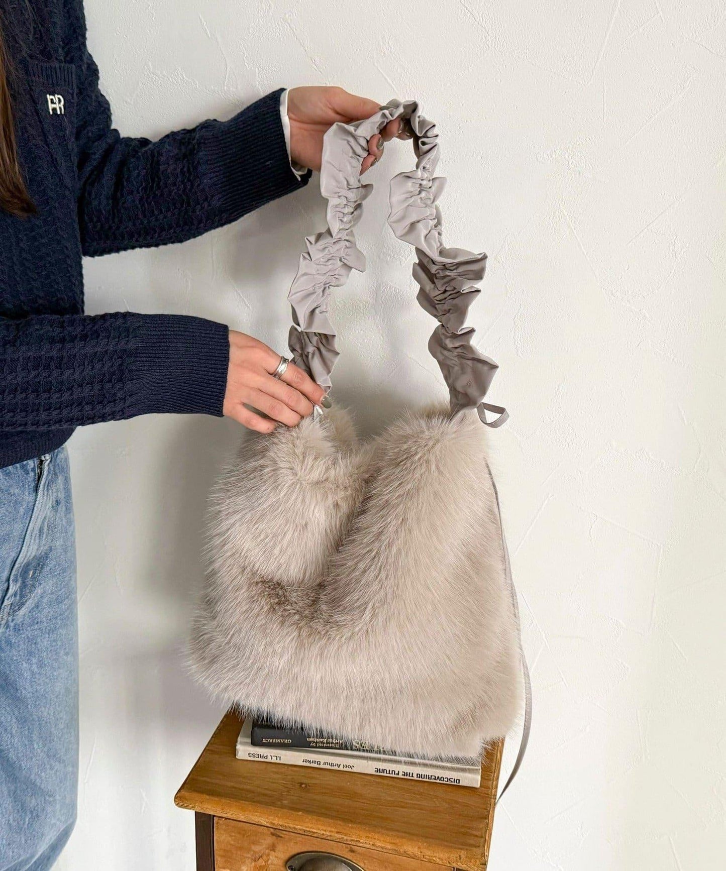 褶皺手柄仿皮草單肩包