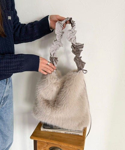 褶皺手柄仿皮草單肩包