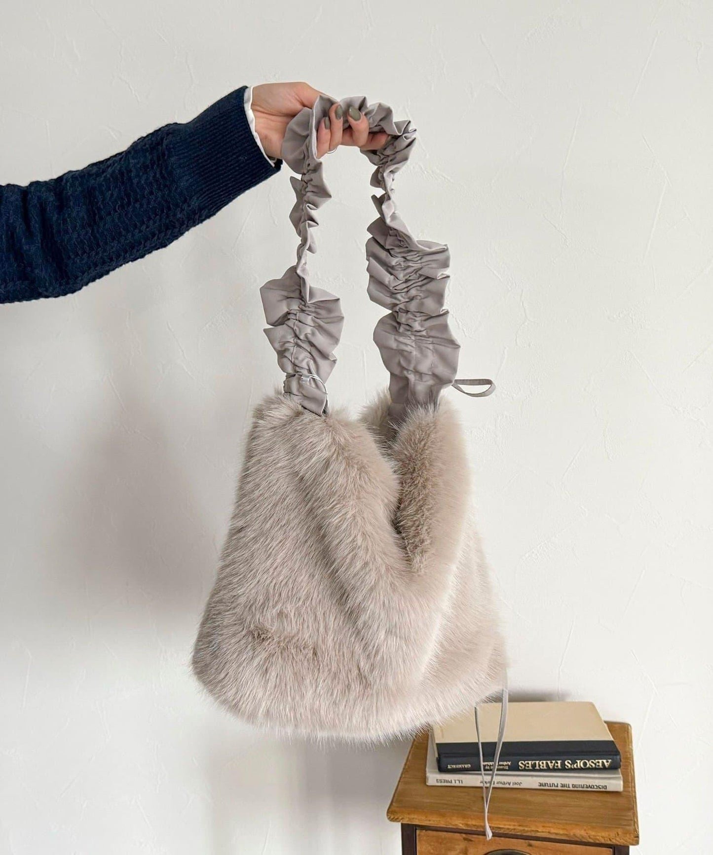 褶皺手柄仿皮草單肩包