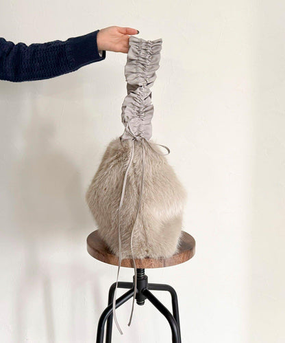 褶皺手柄仿皮草單肩包