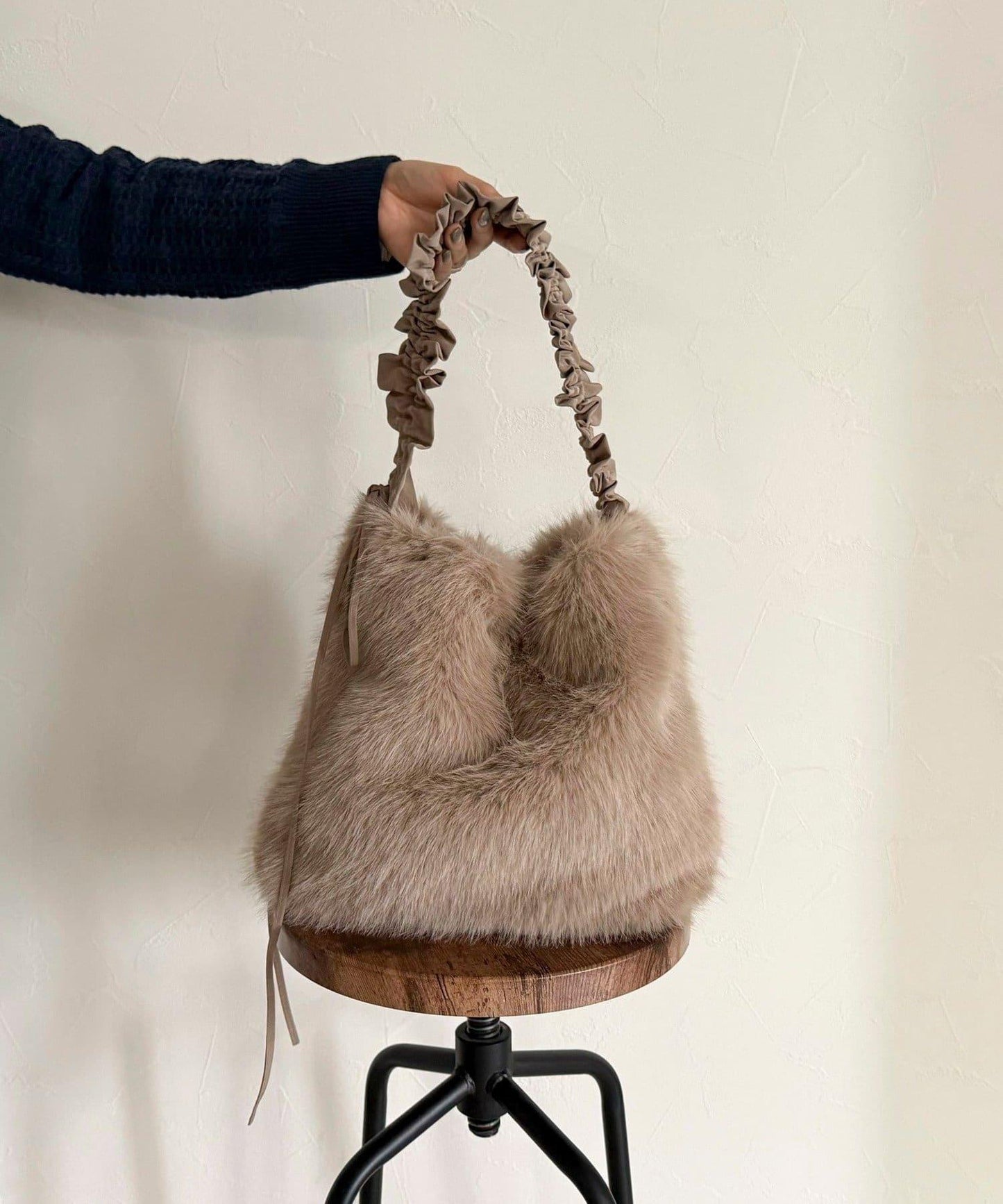 褶皺手柄仿皮草單肩包