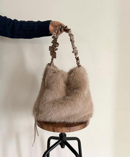 褶皺手柄仿皮草單肩包