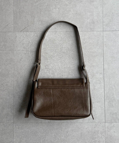 旋轉鎖雙帶皮革包