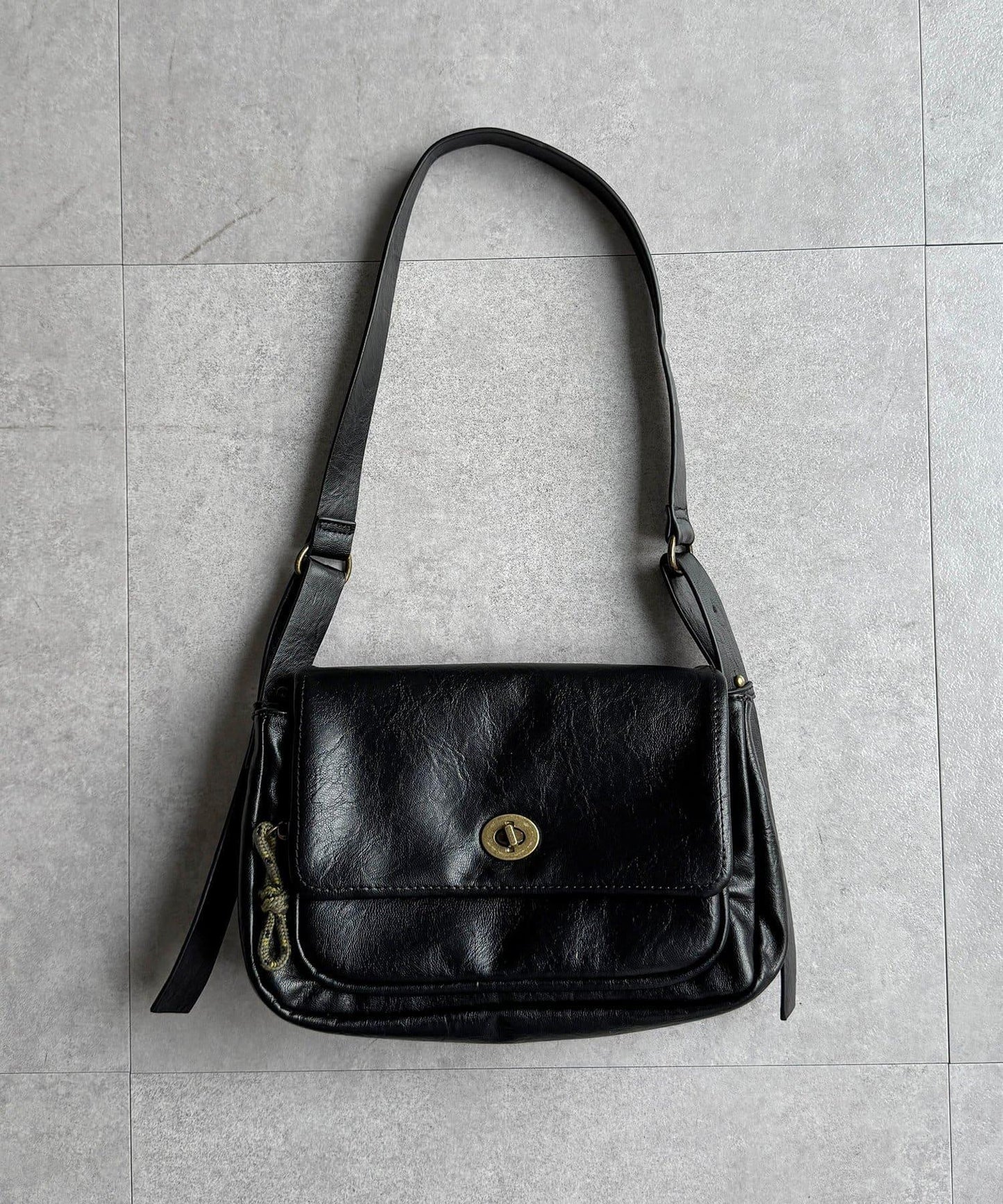 旋轉鎖雙帶皮革包