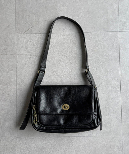 旋轉鎖雙帶皮革包