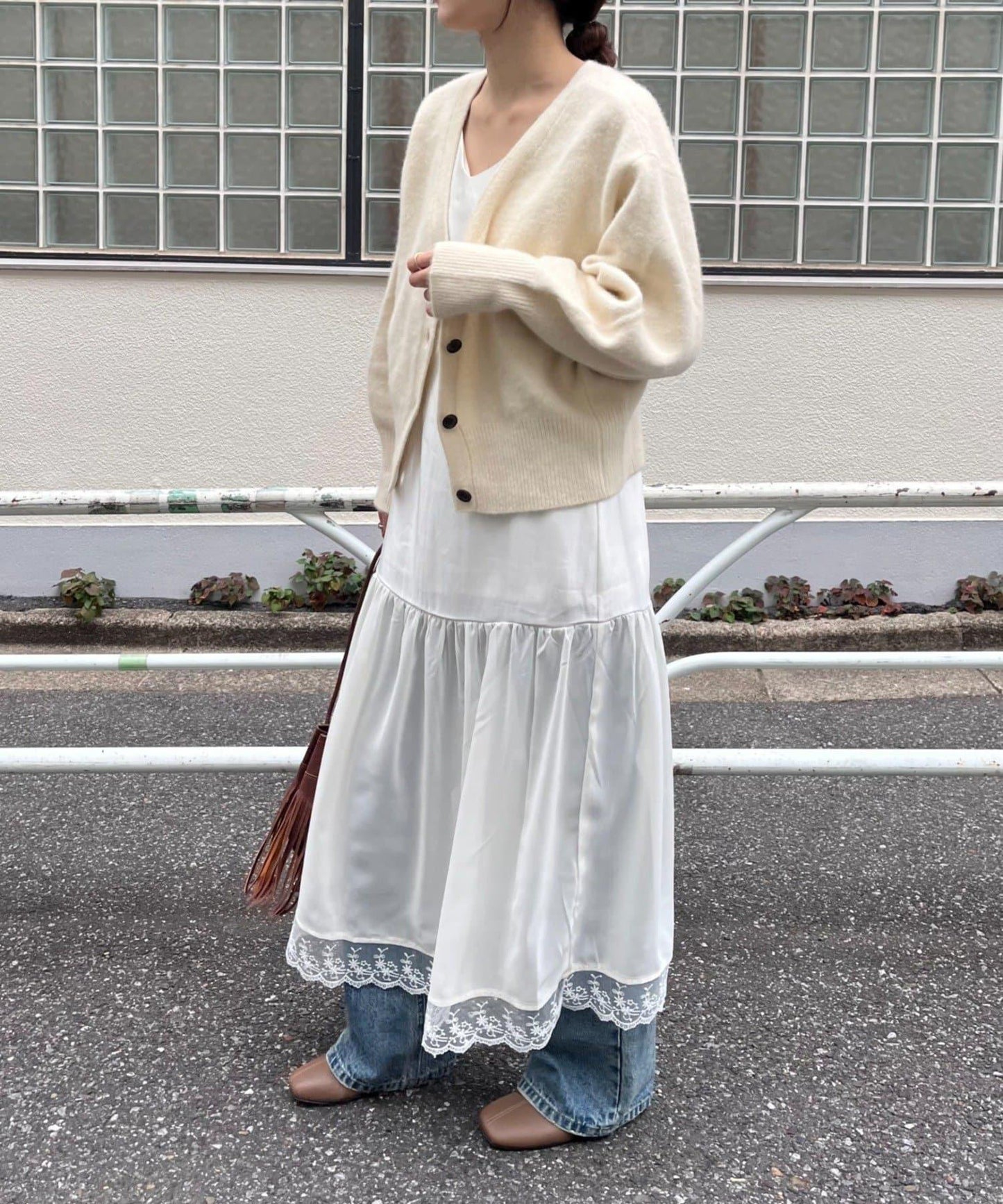 拼接蕾絲下襬緞面吊帶連衣裙