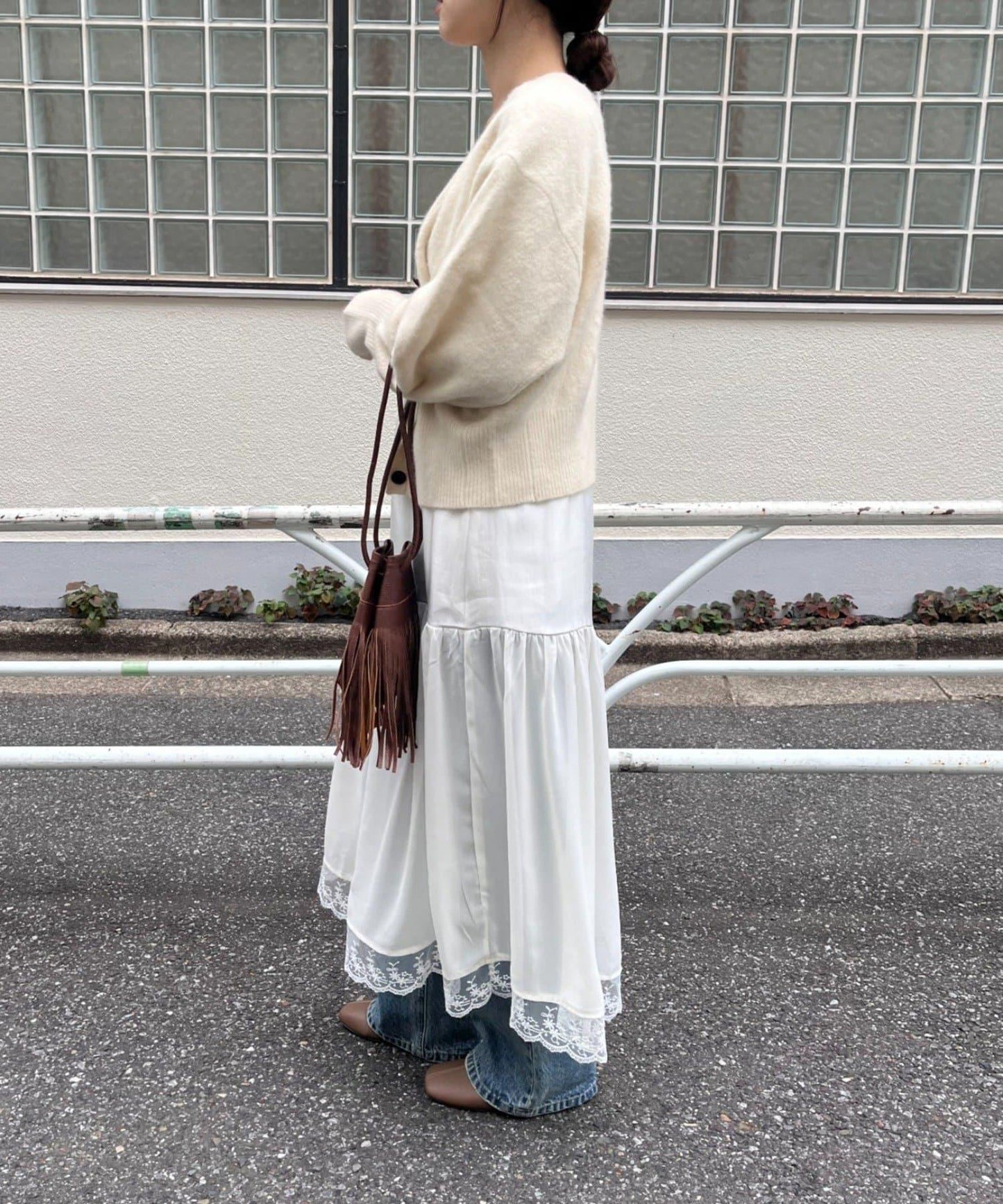 拼接蕾絲下襬緞面吊帶連衣裙