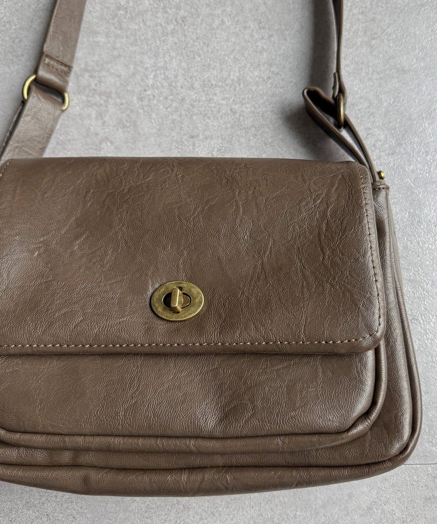 旋轉鎖雙帶皮革包