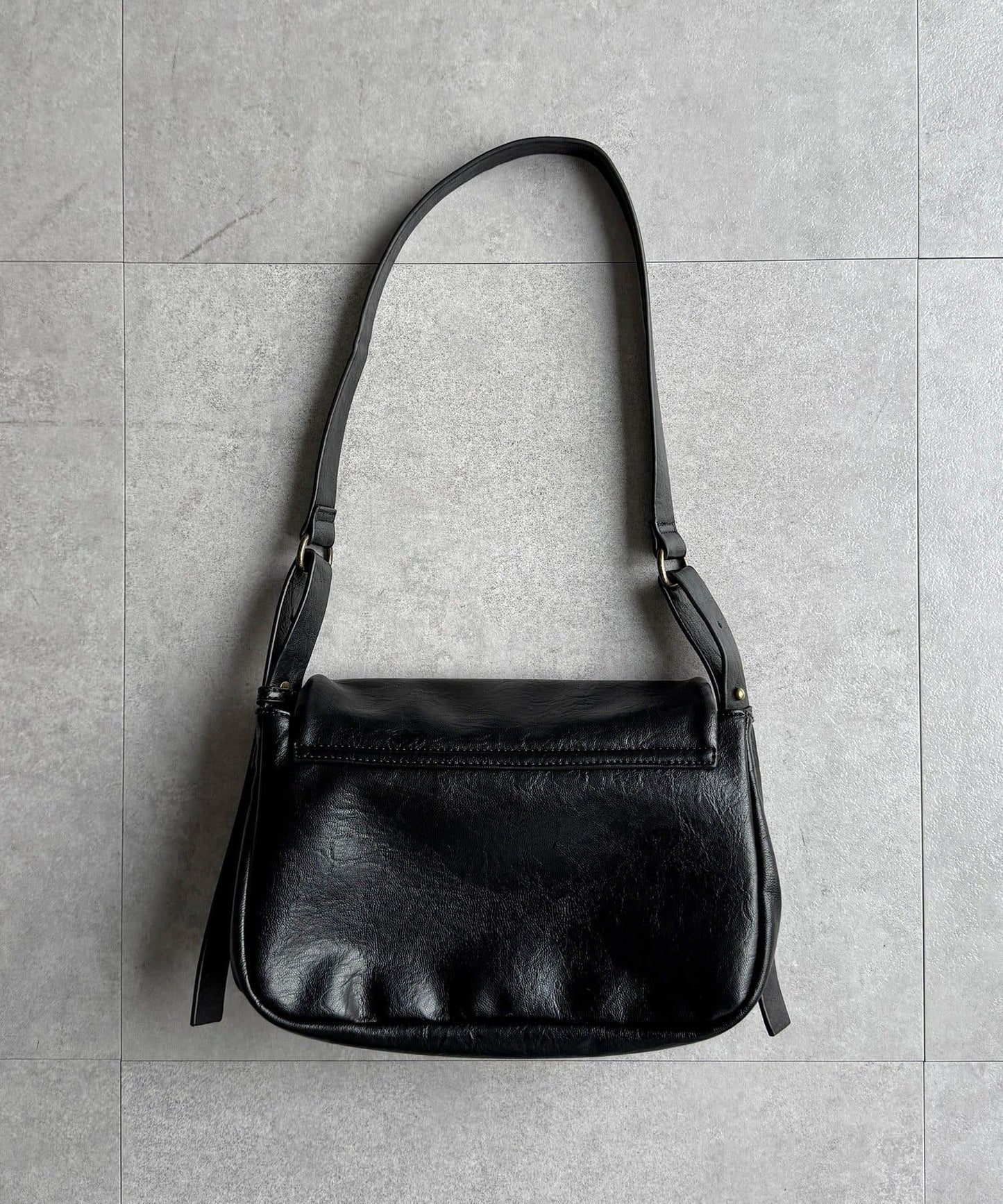 旋轉鎖雙帶皮革包