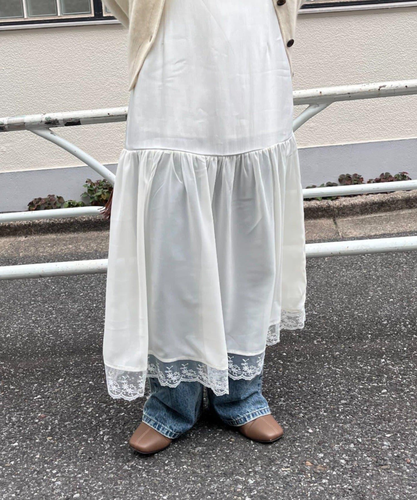 拼接蕾絲下襬緞面吊帶連衣裙