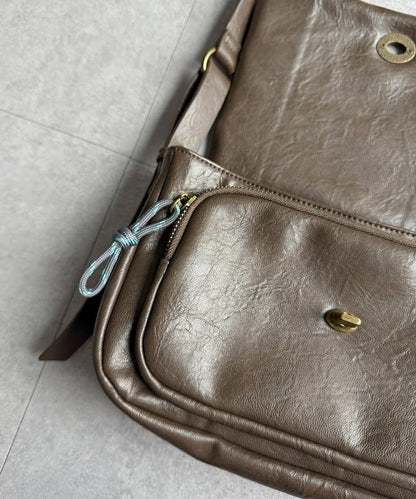 旋轉鎖雙帶皮革包