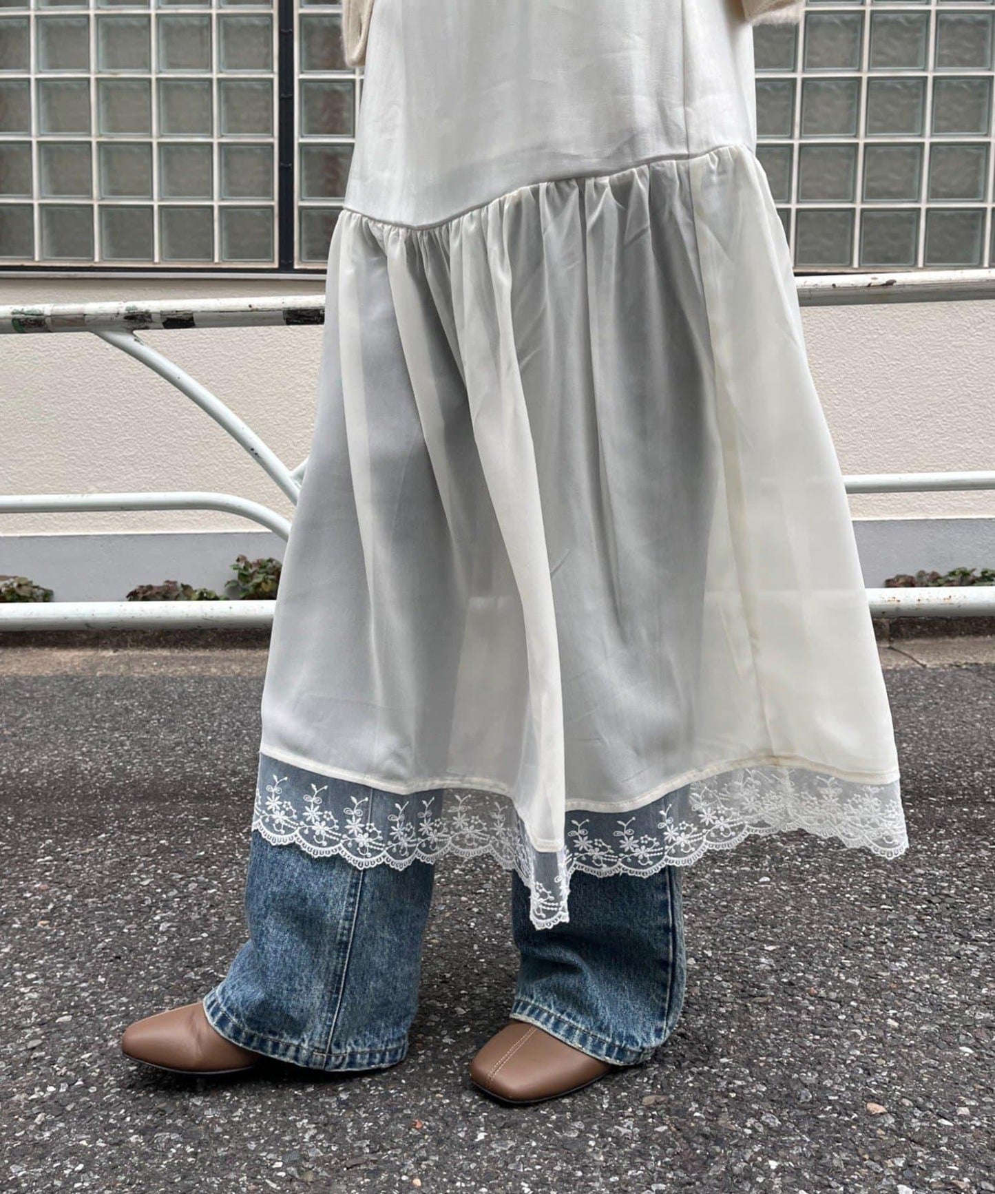 拼接蕾絲下襬緞面吊帶連衣裙