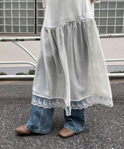 拼接蕾絲下襬緞面吊帶連衣裙