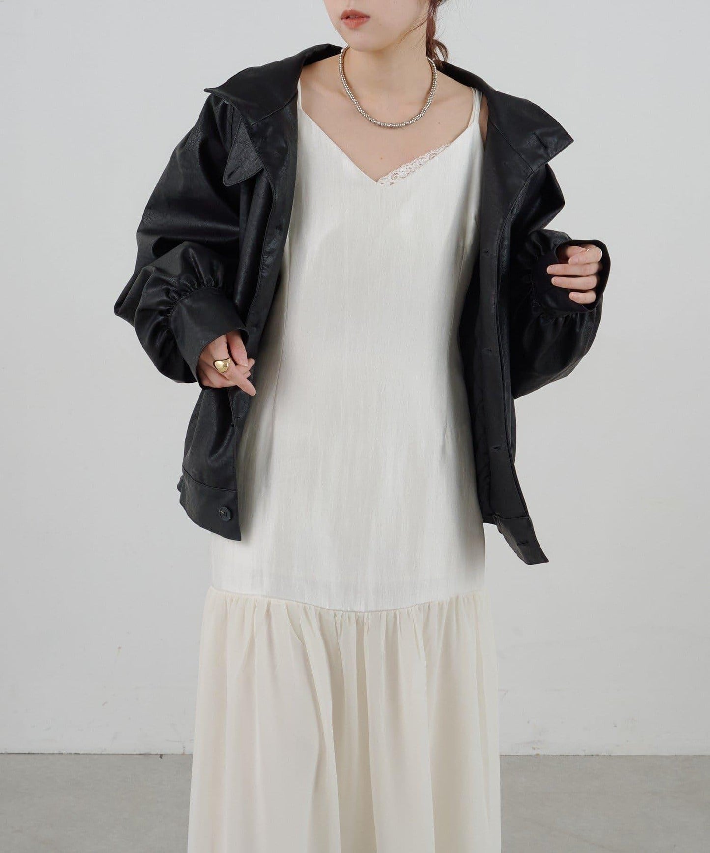 拼接蕾絲下襬緞面吊帶連衣裙