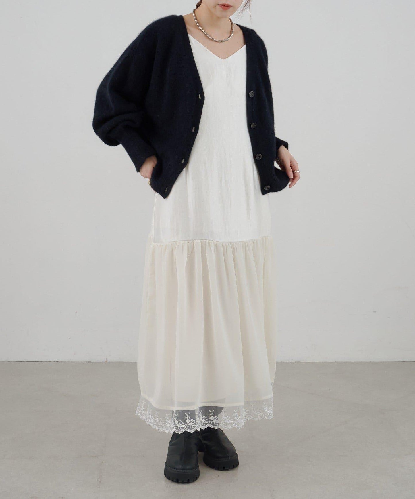 拼接蕾絲下襬緞面吊帶連衣裙