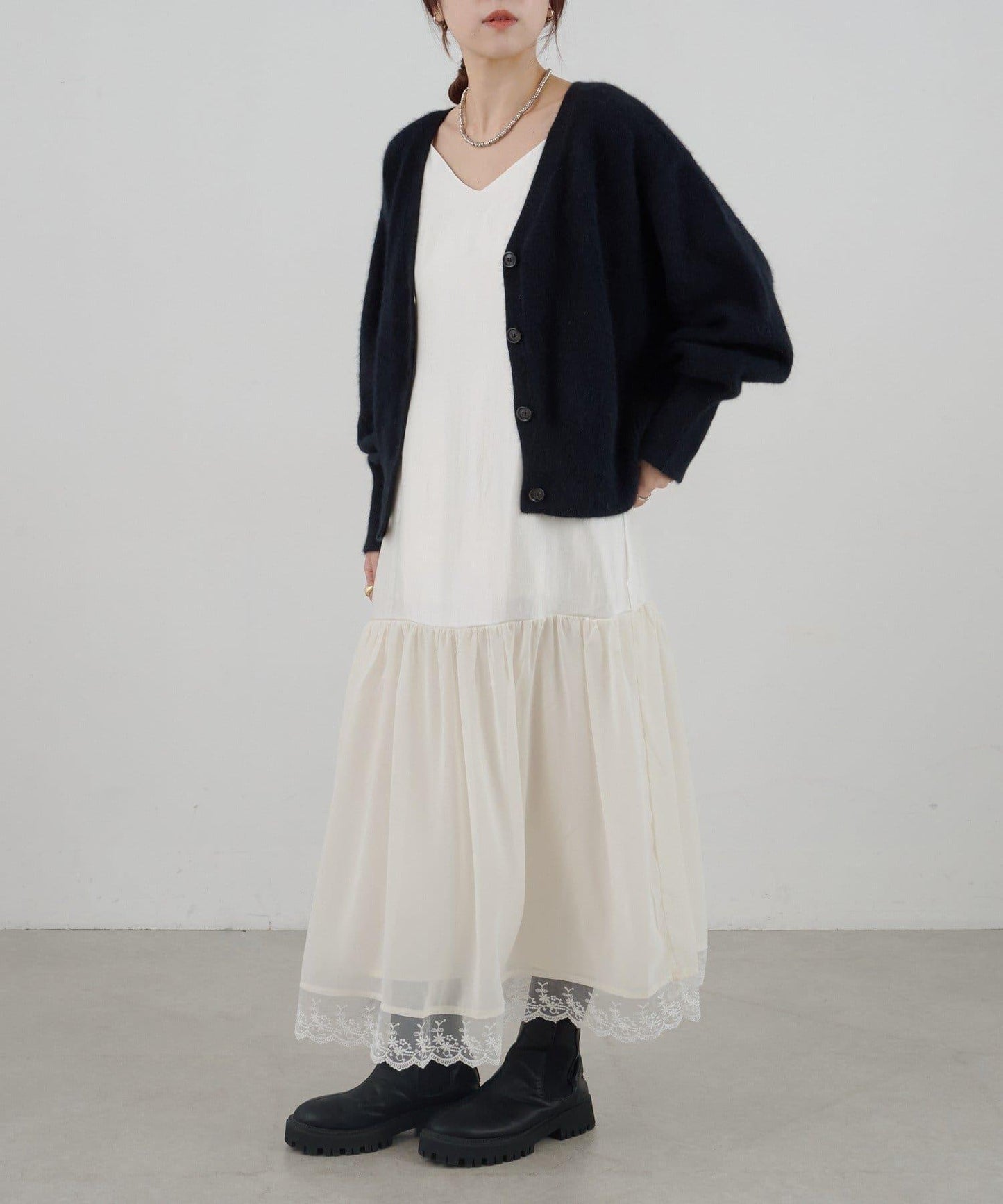 拼接蕾絲下襬緞面吊帶連衣裙