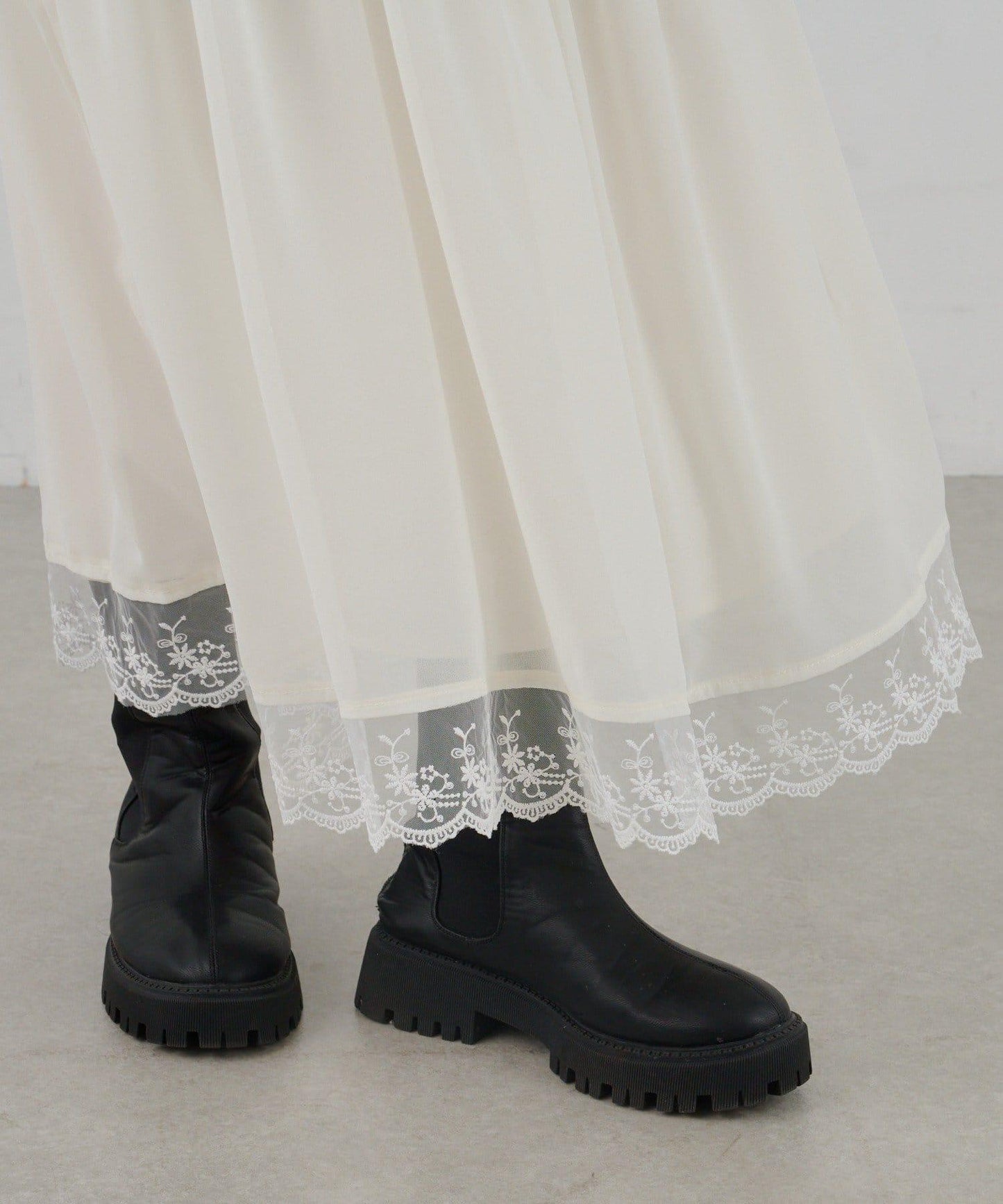 拼接蕾絲下襬緞面吊帶連衣裙