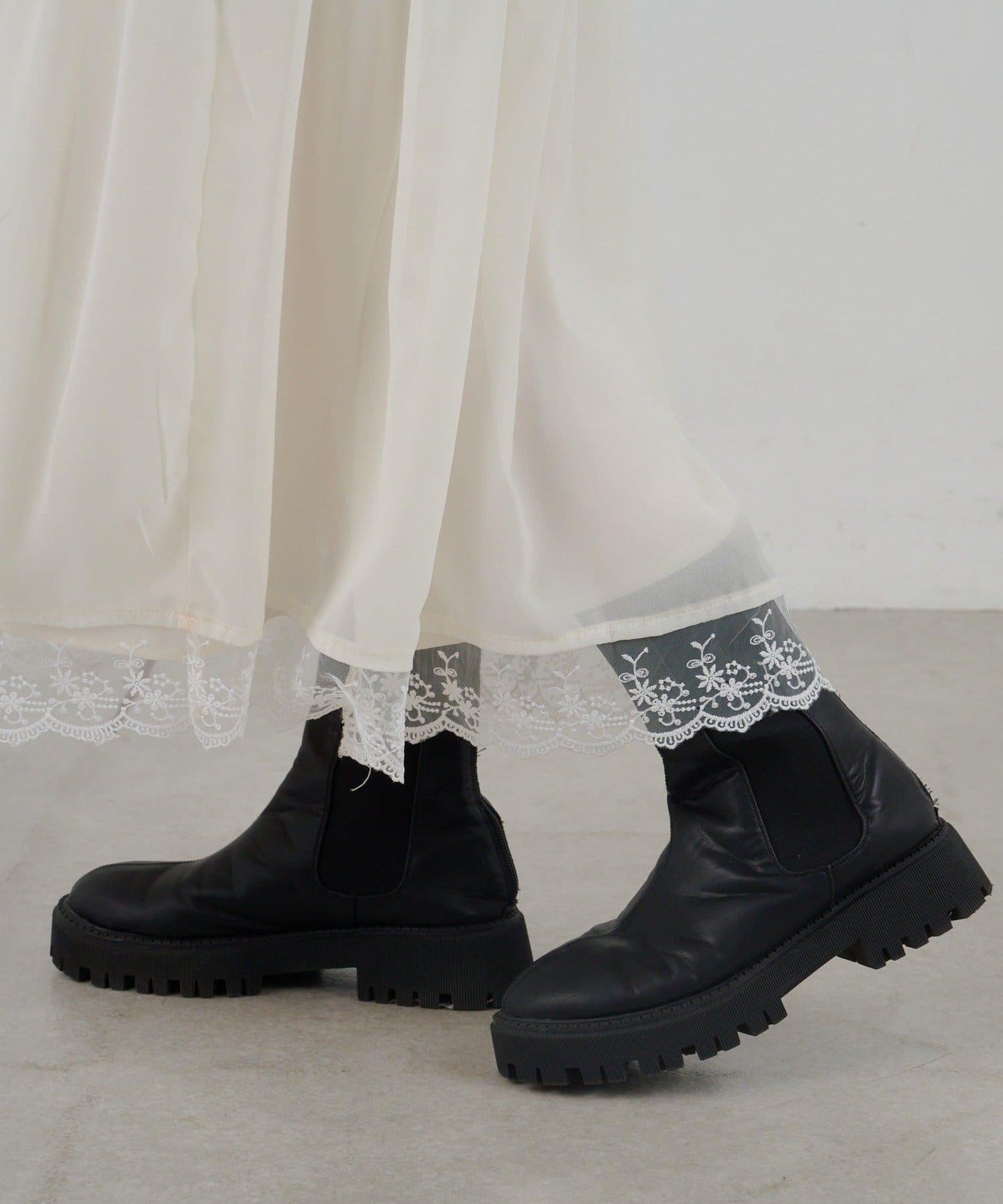 拼接蕾絲下襬緞面吊帶連衣裙