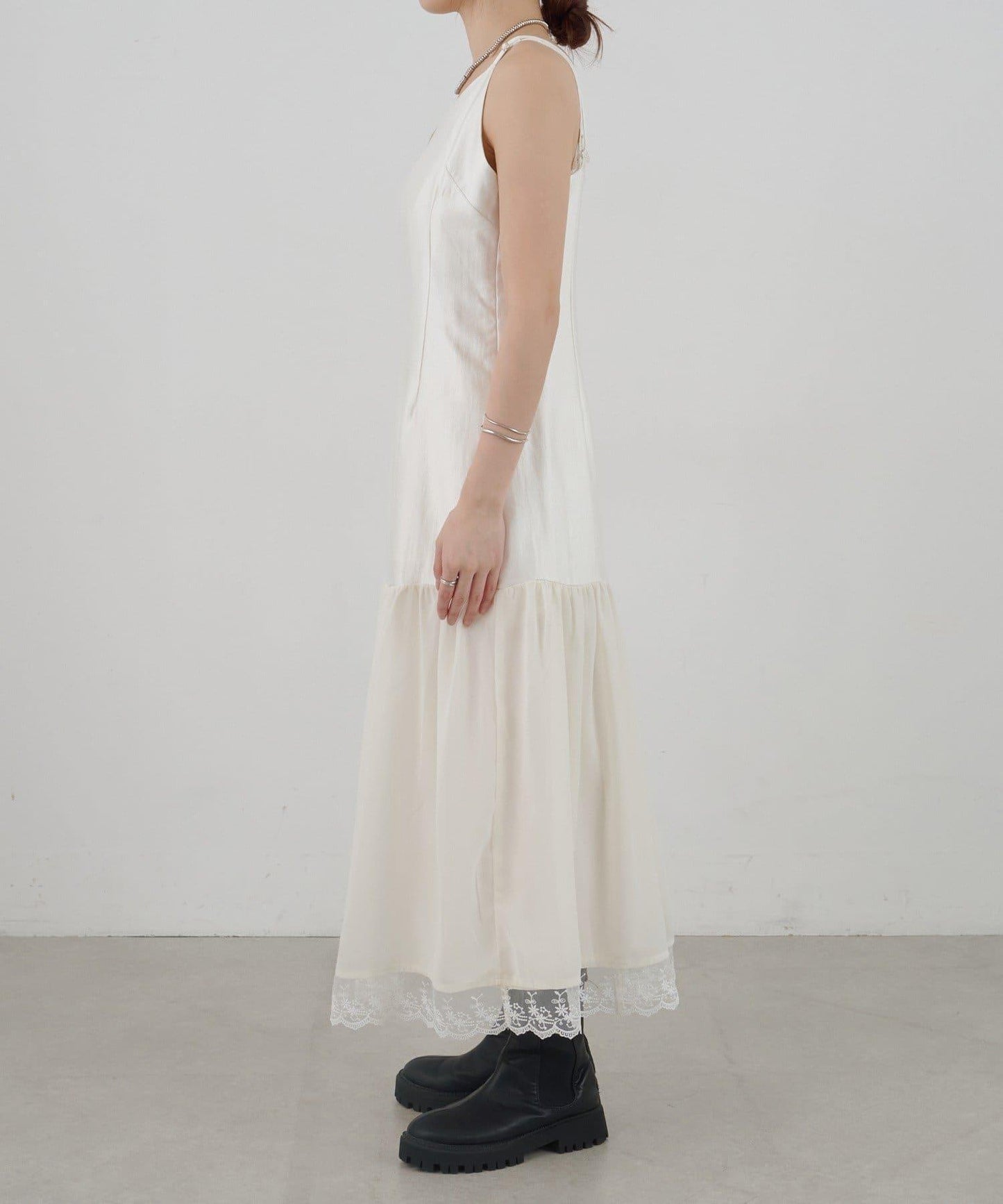 拼接蕾絲下襬緞面吊帶連衣裙