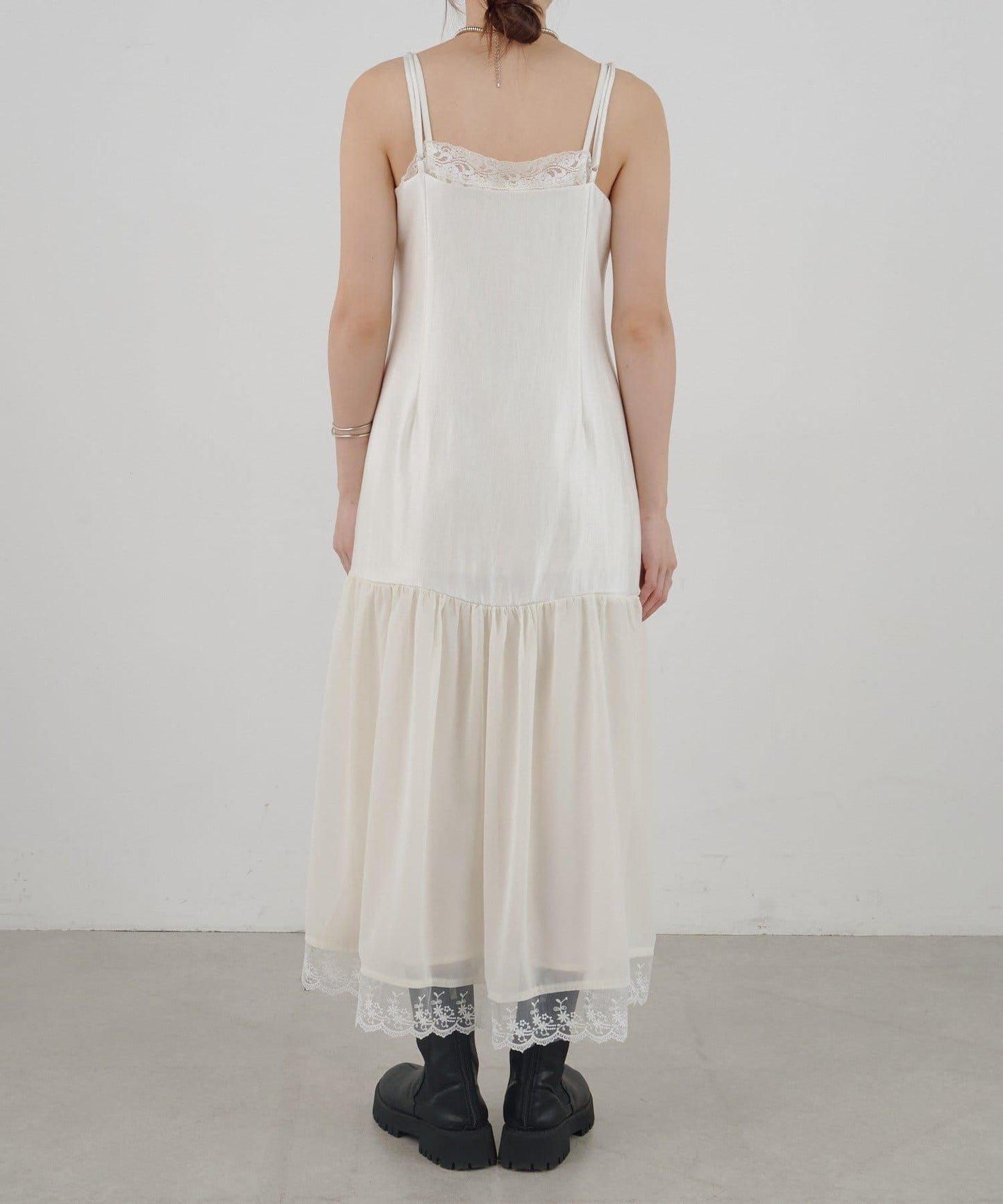 拼接蕾絲下襬緞面吊帶連衣裙