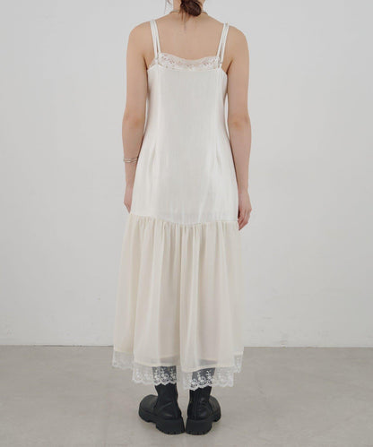 拼接蕾絲下襬緞面吊帶連衣裙