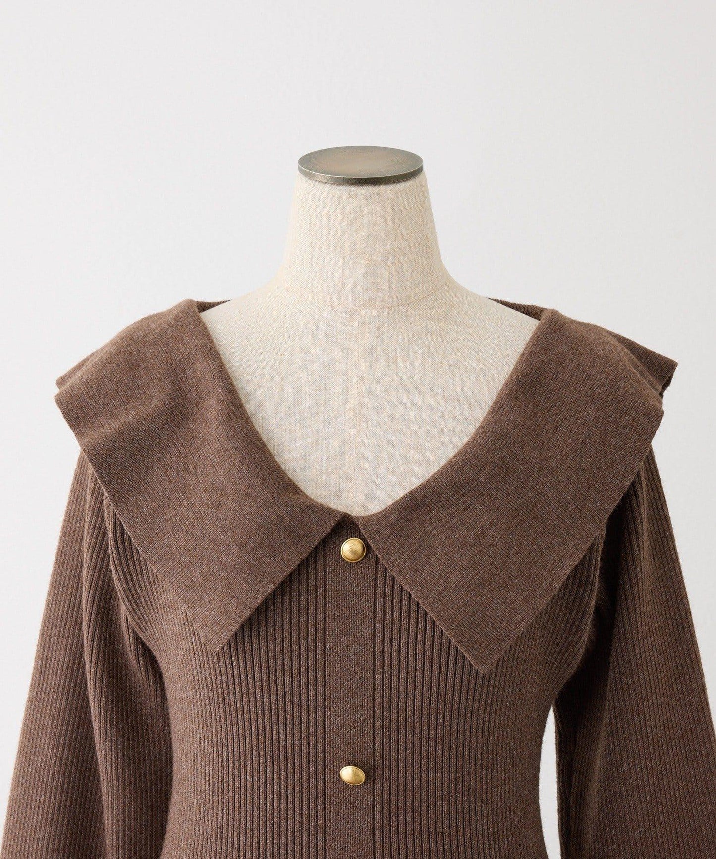 帶領金色紐釦針織長款連衣裙