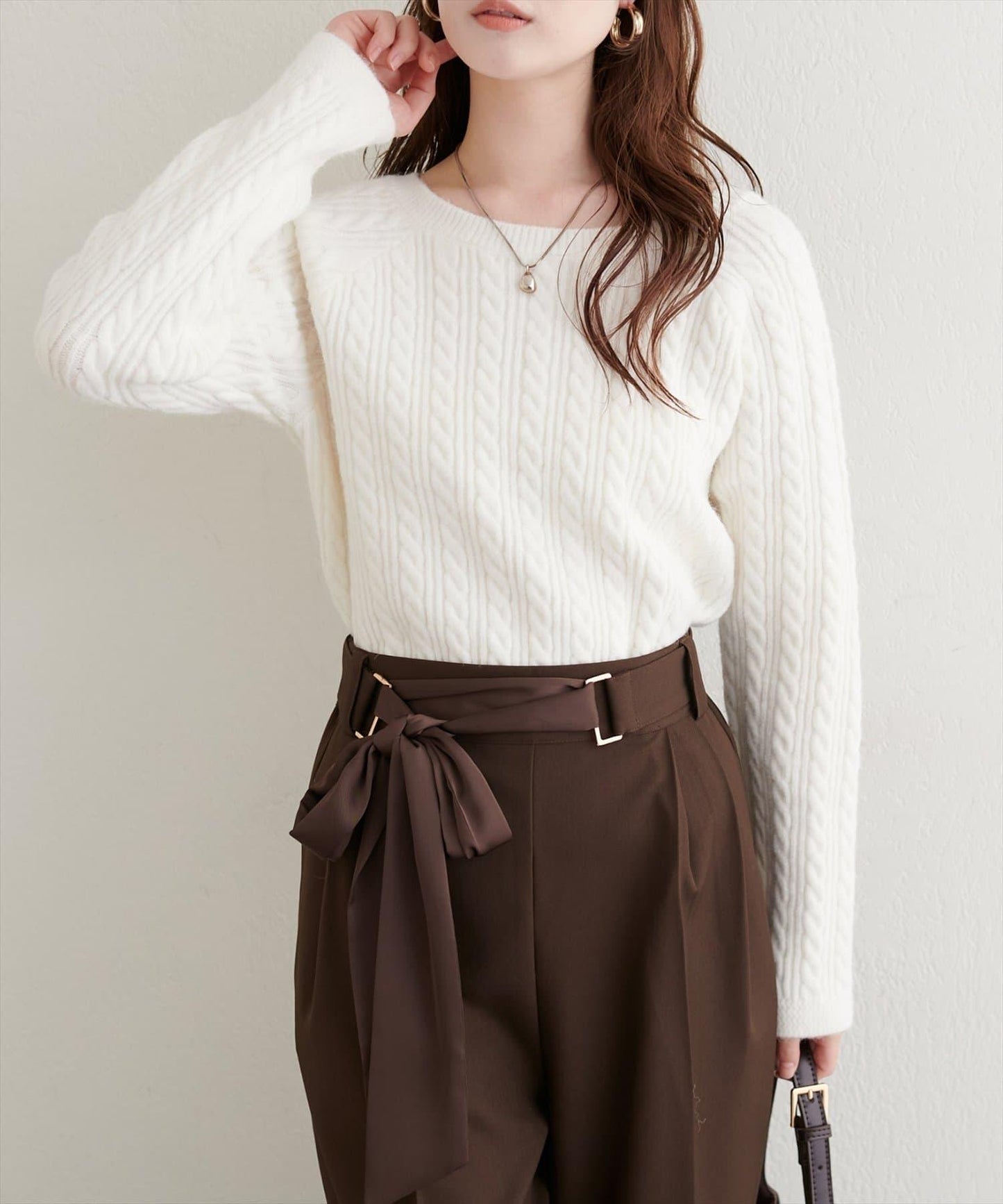 柔軟蓬鬆麻花針織套頭衫