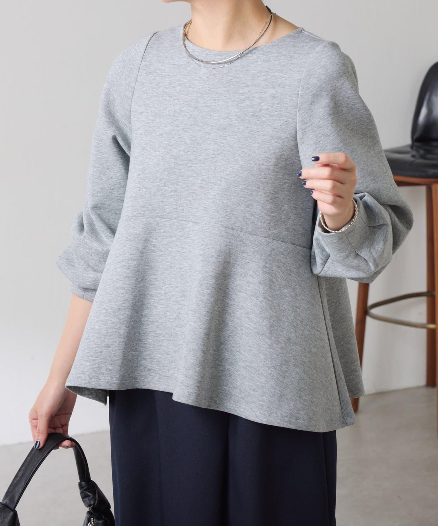 【顯瘦/顯腿長效果】袖部裝飾短款荷葉邊上衣