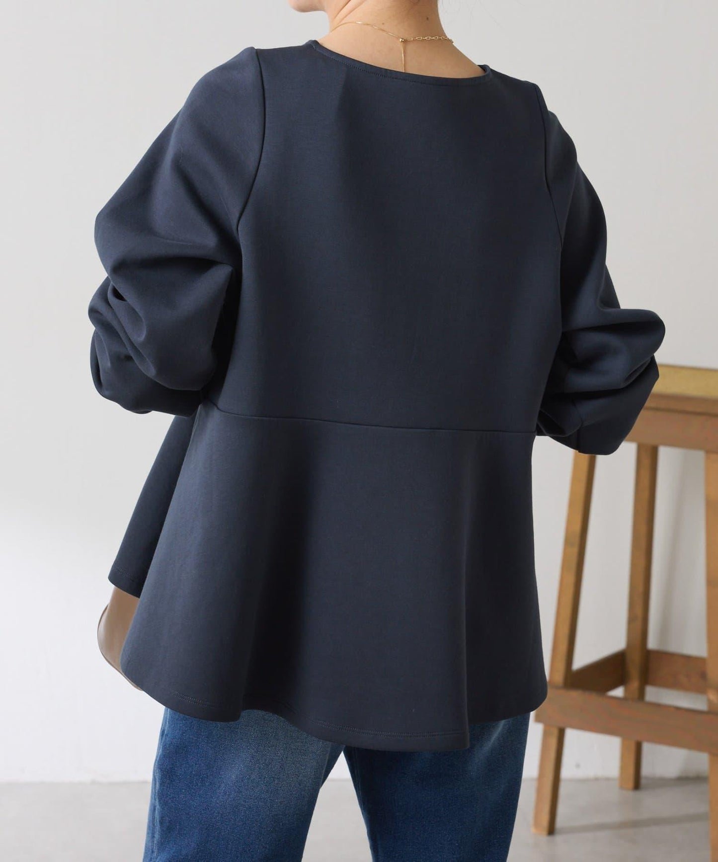 【顯瘦/顯腿長效果】袖部裝飾短款荷葉邊上衣