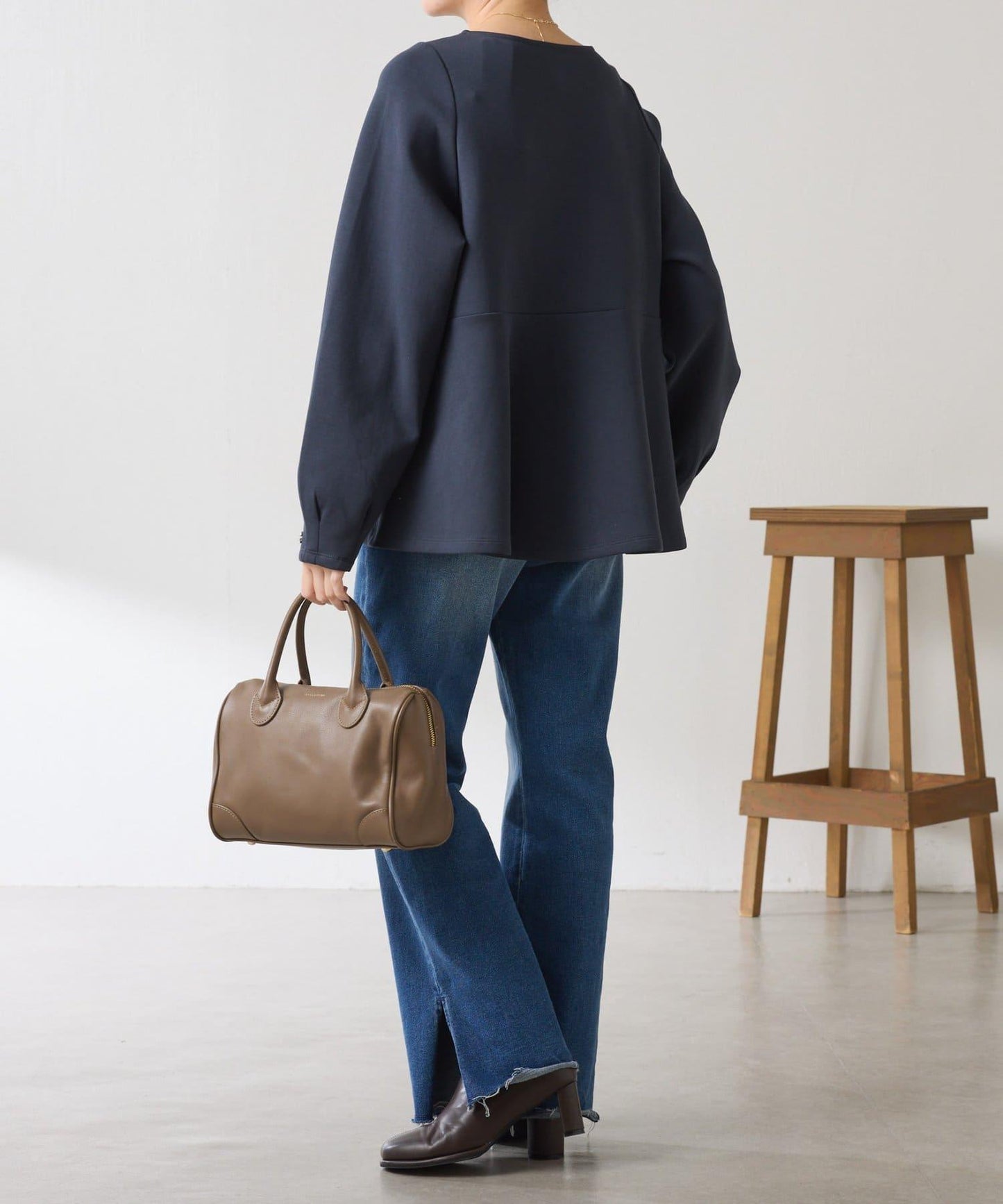 【顯瘦/顯腿長效果】袖部裝飾短款荷葉邊上衣