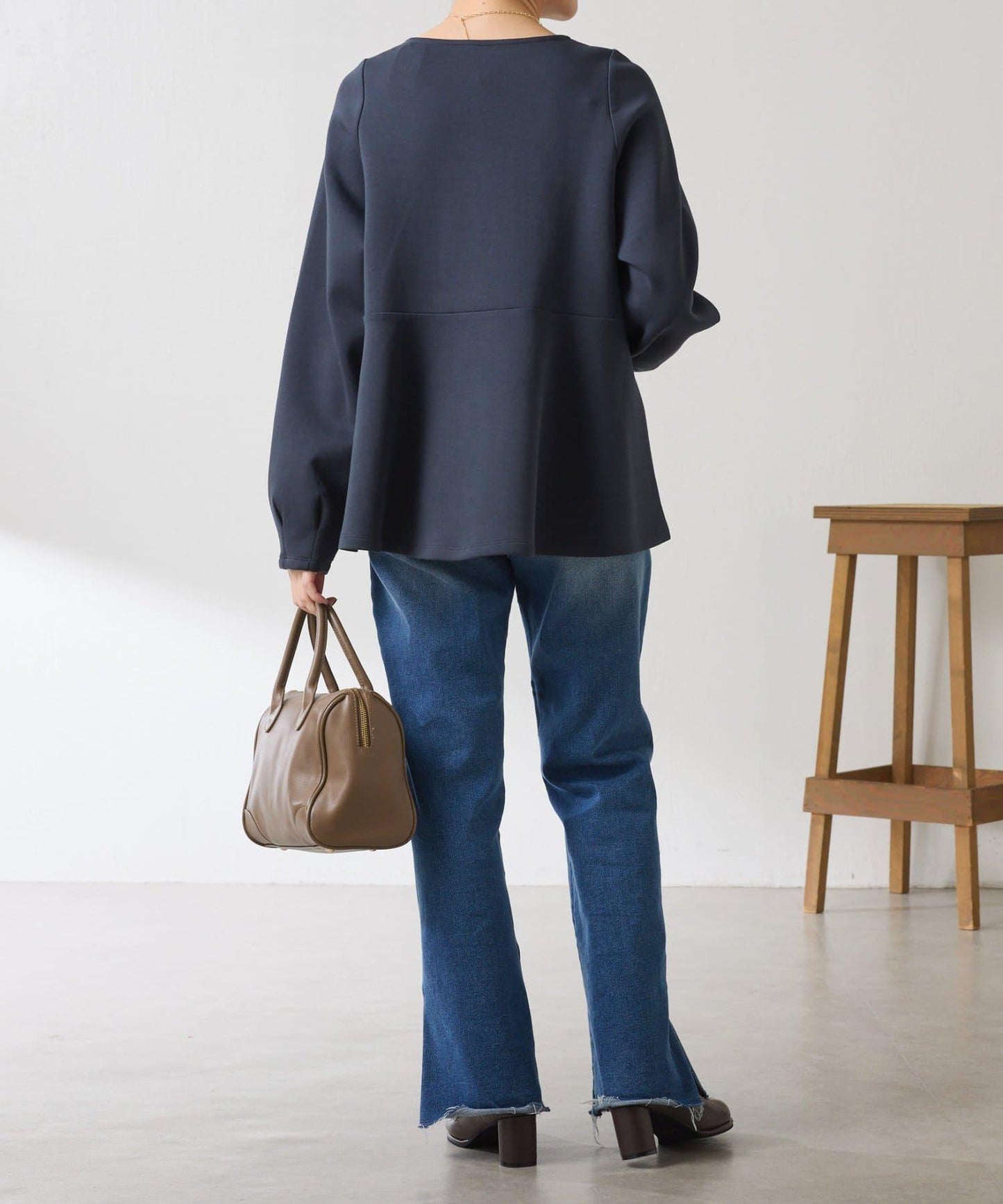 【顯瘦/顯腿長效果】袖部裝飾短款荷葉邊上衣