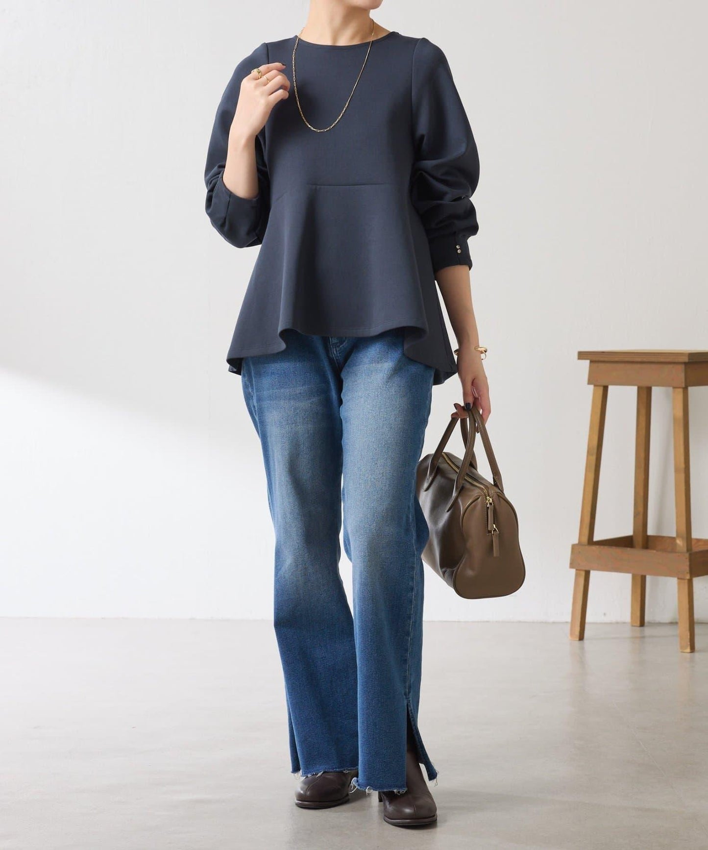 【顯瘦/顯腿長效果】袖部裝飾短款荷葉邊上衣