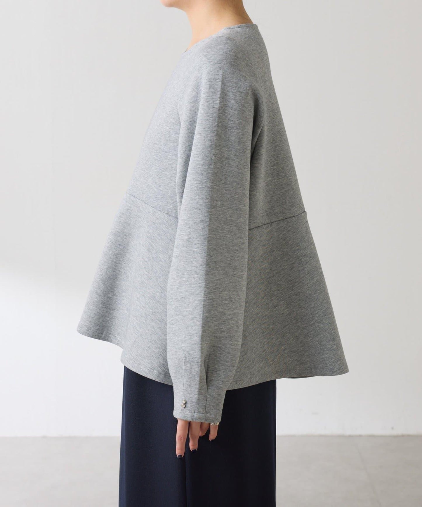 【顯瘦/顯腿長效果】袖部裝飾短款荷葉邊上衣