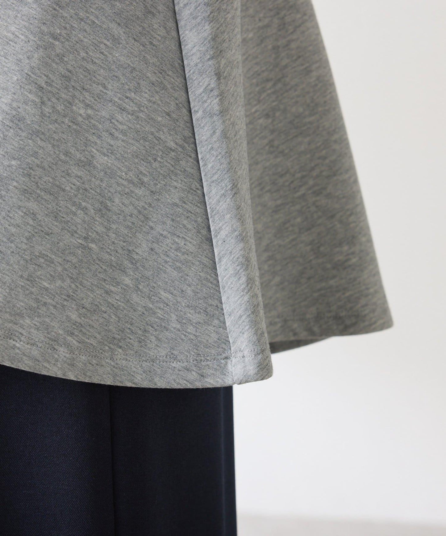 【顯瘦/顯腿長效果】袖部裝飾短款荷葉邊上衣