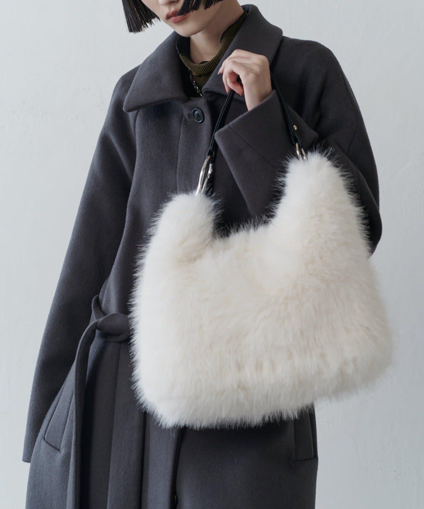 波浪扣皮革手柄毛絨揹包