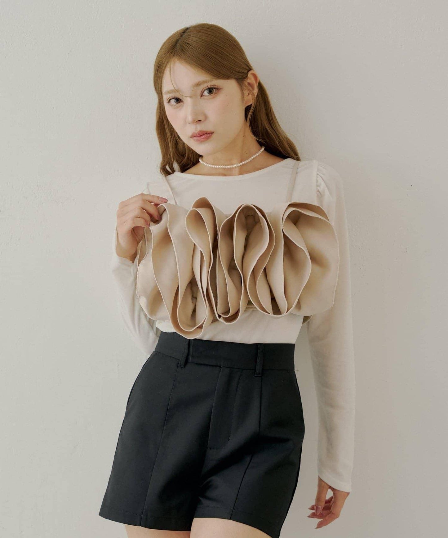 【Chico】荷葉邊吊帶+天鵝絨上衣套裝