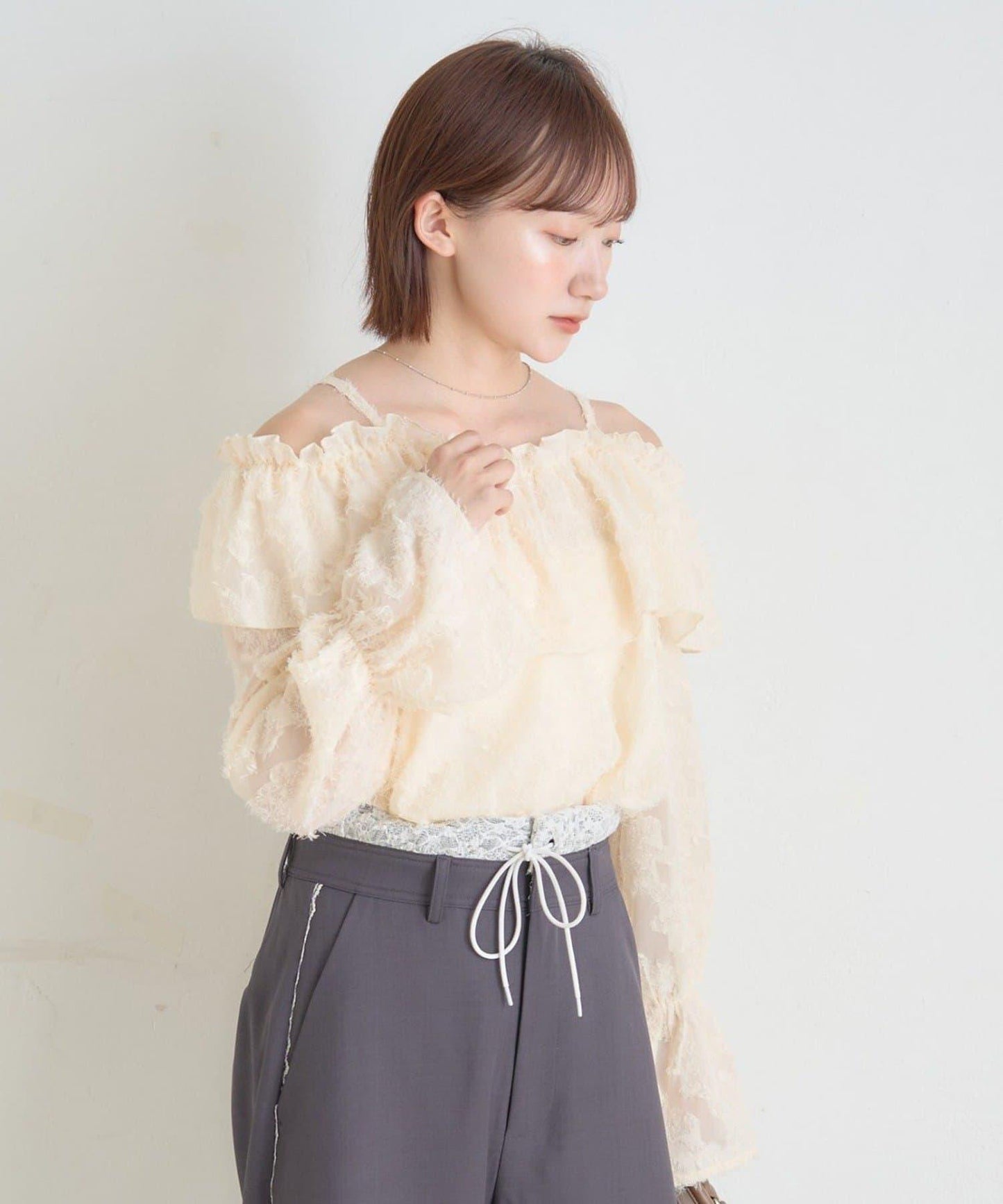 【mystic】[mline]荷葉邊一字肩襯衫