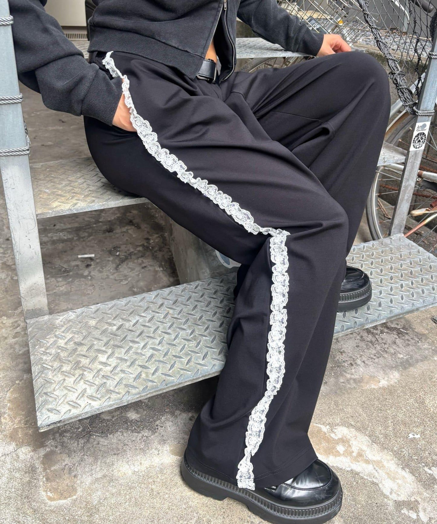 【WHO'S WHO gallery】側邊蕾絲拼接長褲