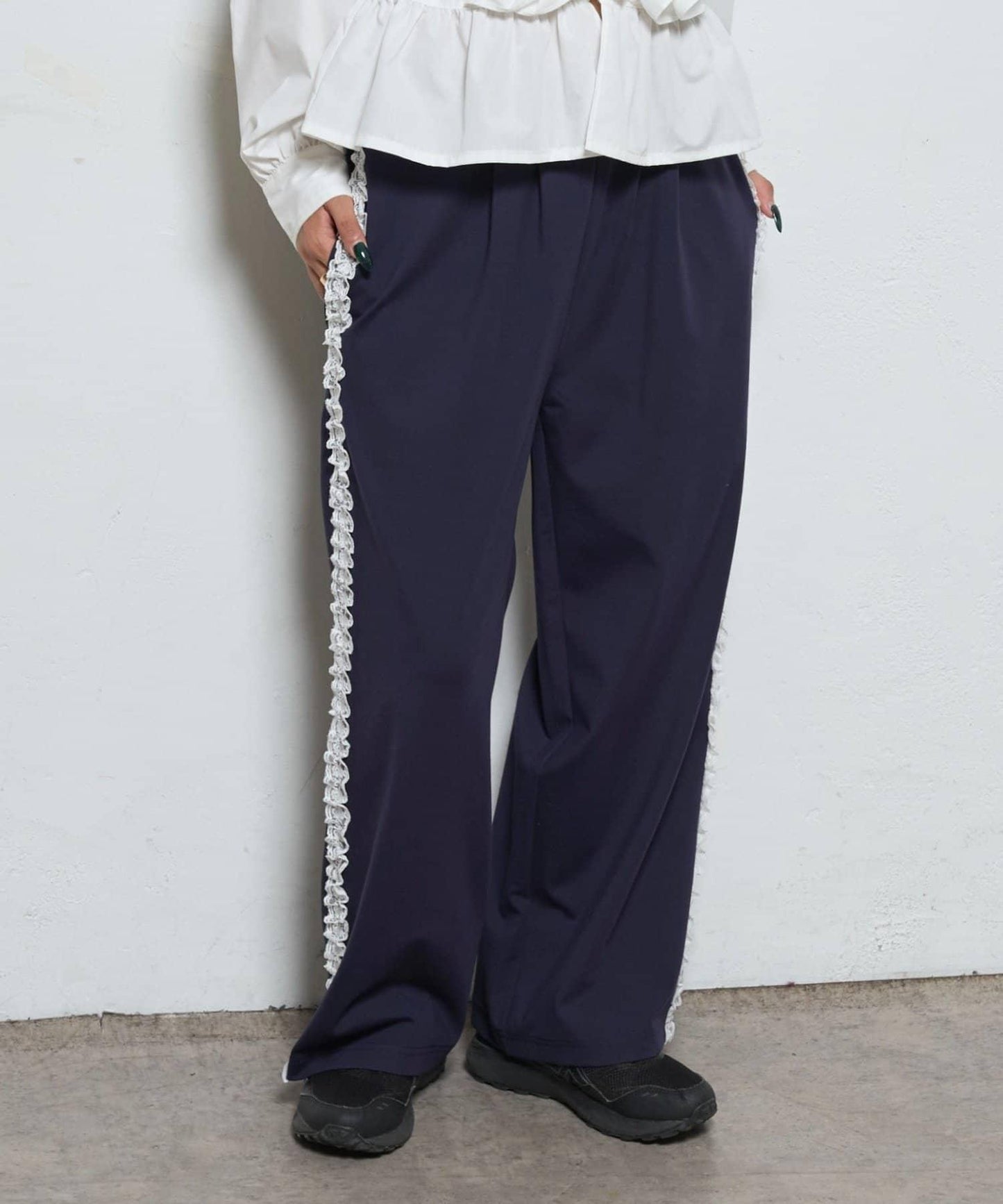 【WHO'S WHO gallery】側邊蕾絲拼接長褲