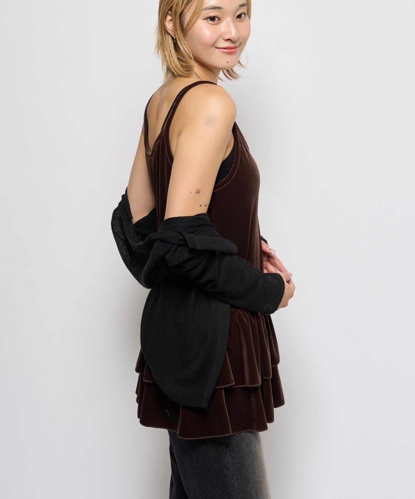 【WHO'S WHO gallery】天鵝絨荷葉邊長款上衣